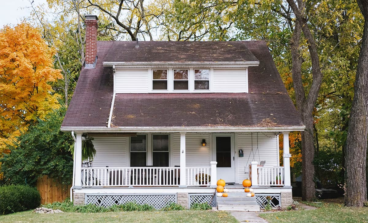 fall weather roof gutter cleaning